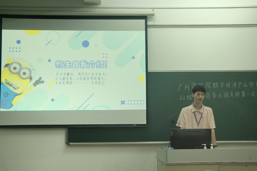 唐建默进行讲解.jpg