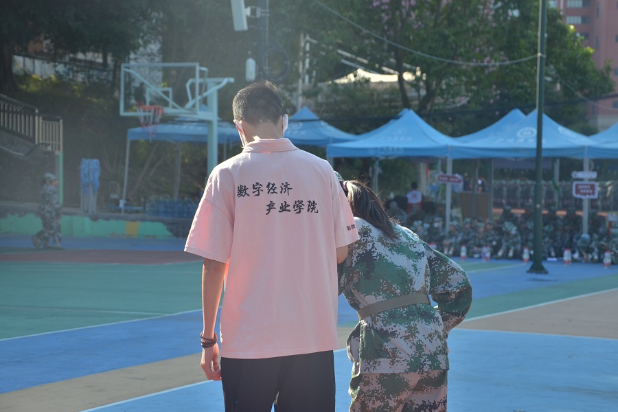 党员搀扶受伤员工.jpg